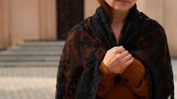 How to Tie a Scarf Like a Fashion Pro: Step-by-Step Guide